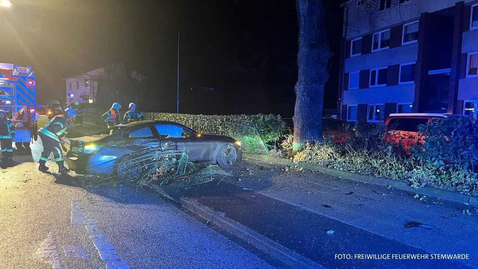 Verkehrsunfall in Barsbüttel : Auto Kollidiert mit Baum auf Hauptstraße