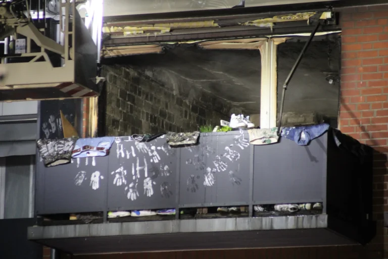 Dramatischer Wohnungsbrand in Jenfeld: Bewohner in psychischer Krise legt Feuer