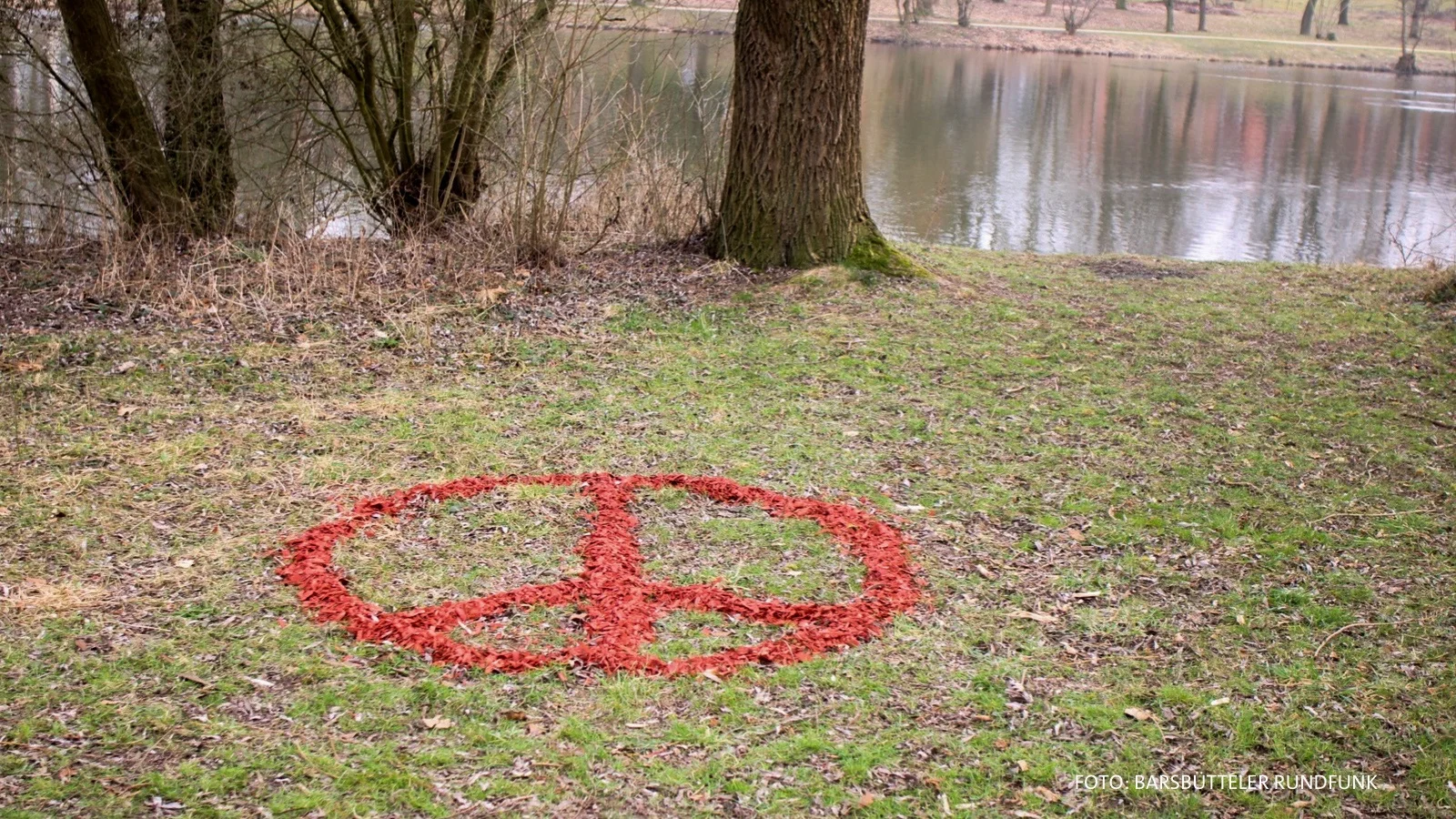 Friedenszeichen am Mühlenteich in Glinde: Kunst oder Stadtinitiative?