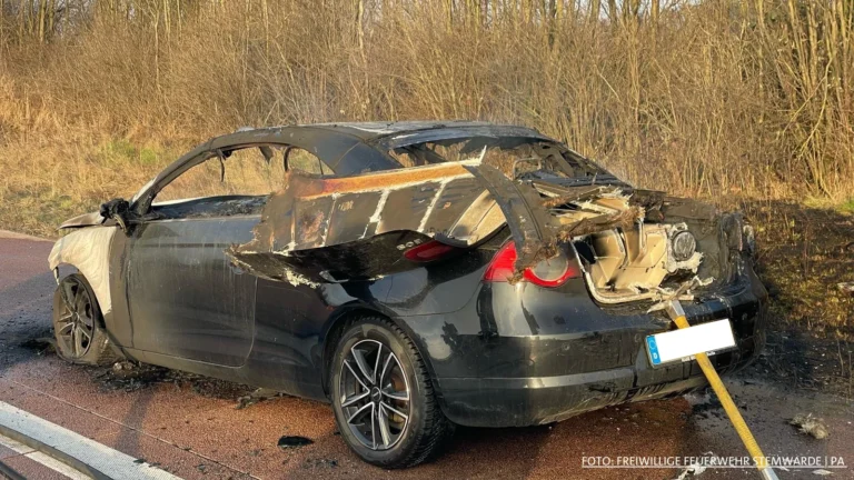 Cabrio-Brand auf A1 führt zu Verkehrsbehinderungen