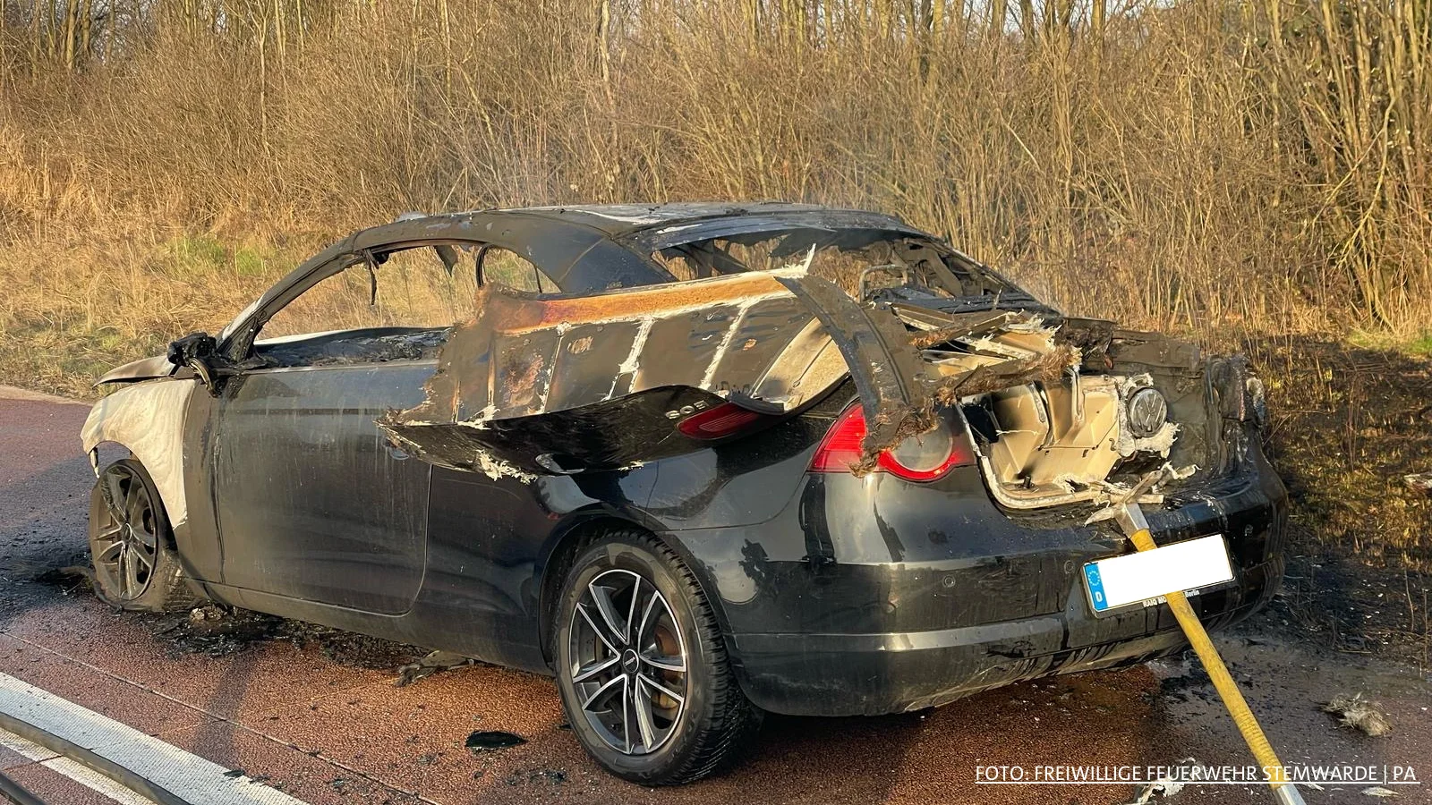 Cabrio-Brand auf A1 führt zu Verkehrsbehinderungen