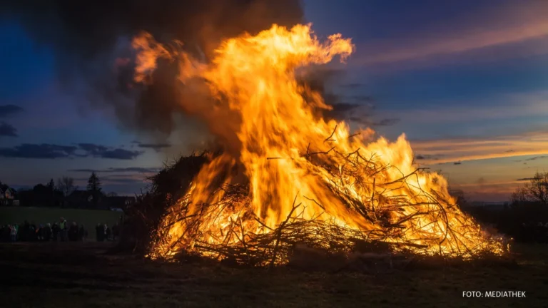 Osterfeuer in Südstormarn: Flammende Tradition begeistert erneut die Region