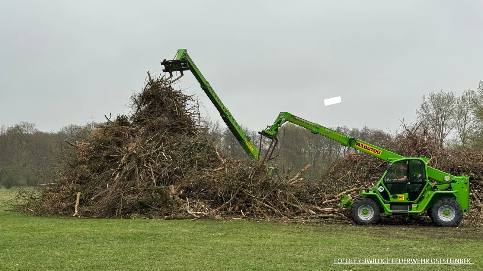 Osterfeuer in Oststeinbek: Bagger statt Blaulicht – Tierschutz steht im Vordergrund