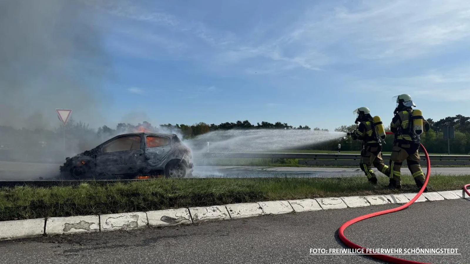 Auto an der A24-Ausfahrt in Flammen: Feuerwehr Schönningstedt löscht Brand
