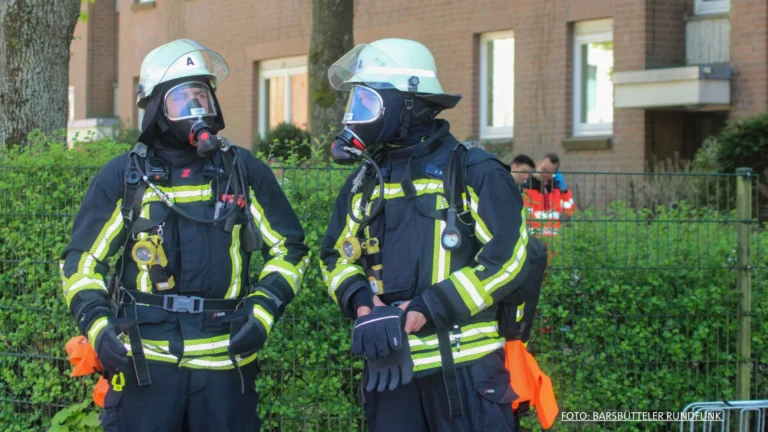 Wohnungsbrand in Glinde: Zwei Verletzte – starke Verrauchung im Gebäude