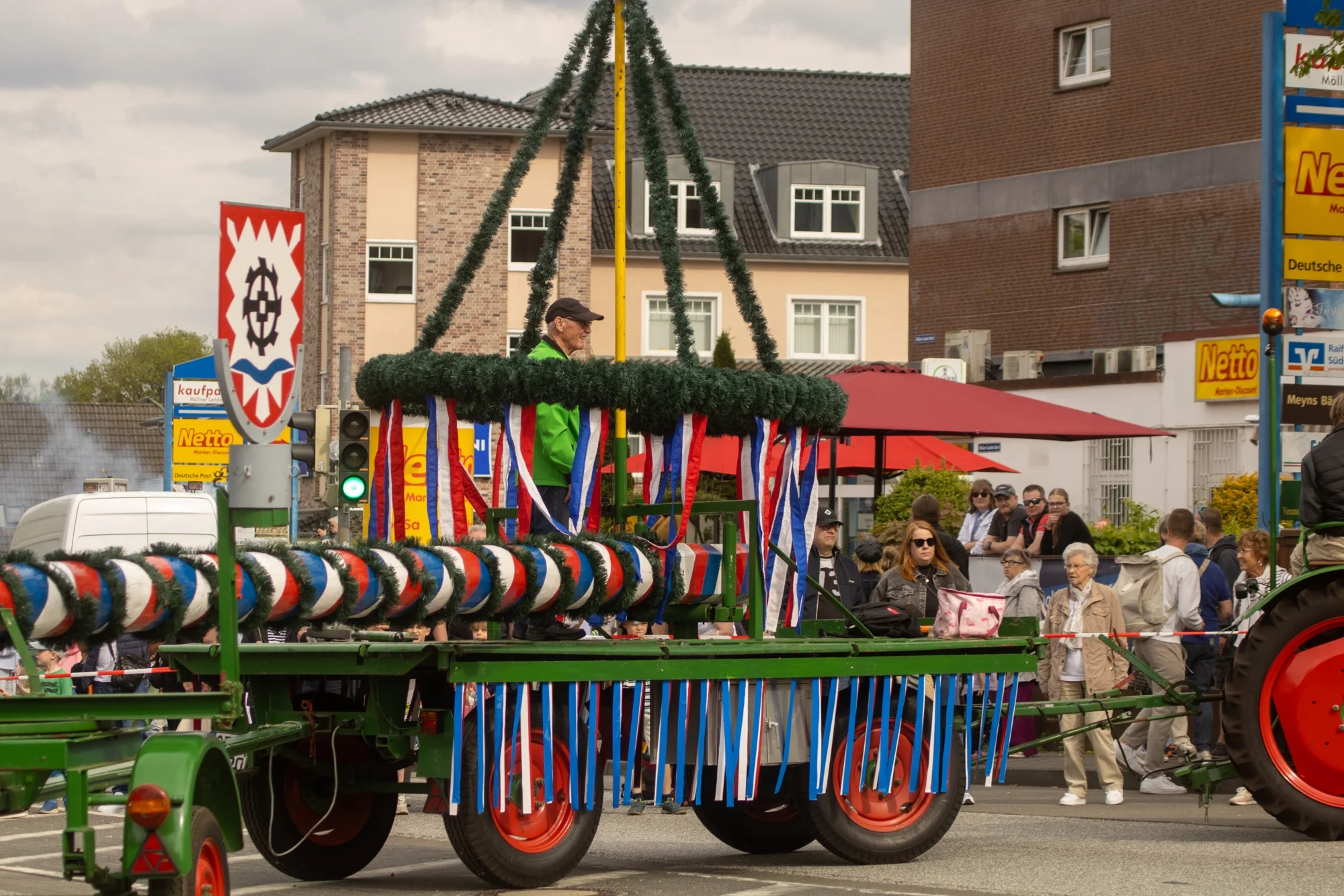 Maibaumumzug begeistert mit Herz, Farbe und Gemeinschaft