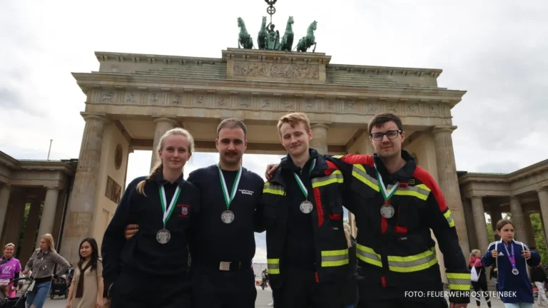 Oststeinbeker Feuerwehr erklimmt 39 Stockwerke beim Berliner Stairrun