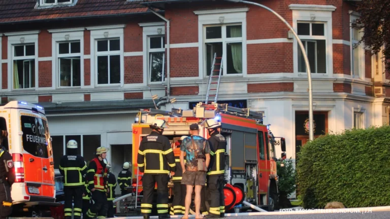 Kellerbrand in Billstedt: Zehn Menschen aus Mehrfamilienhaus gerettet