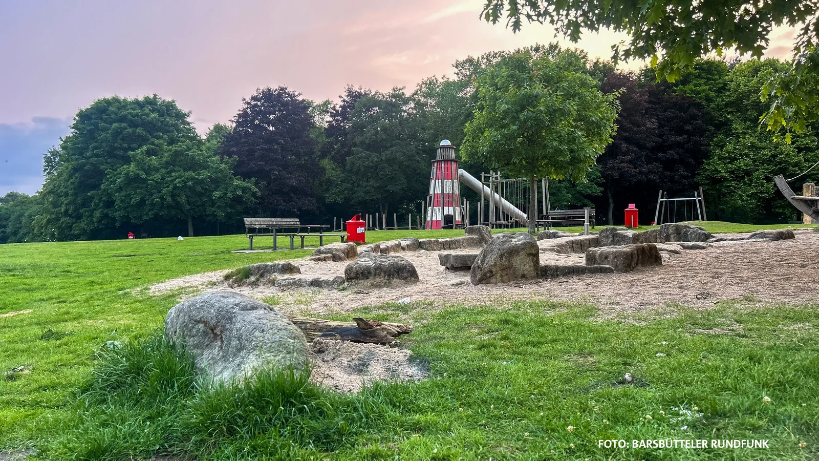 Kleinkind erleidet Brandverletzungen durch heiße Grillkohle im Öjendorfer Park – Polizei muss Streit schlichten