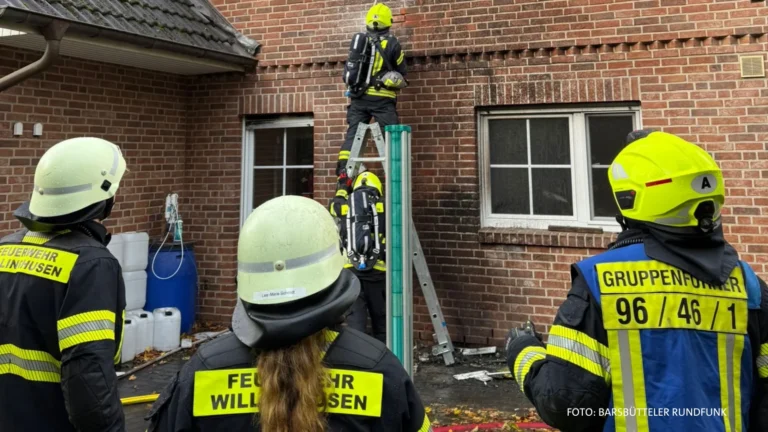 Mülltonnenbrand greift auf Hausfassade über – Feuerwehr öffnet Wand mit schwerem Gerät