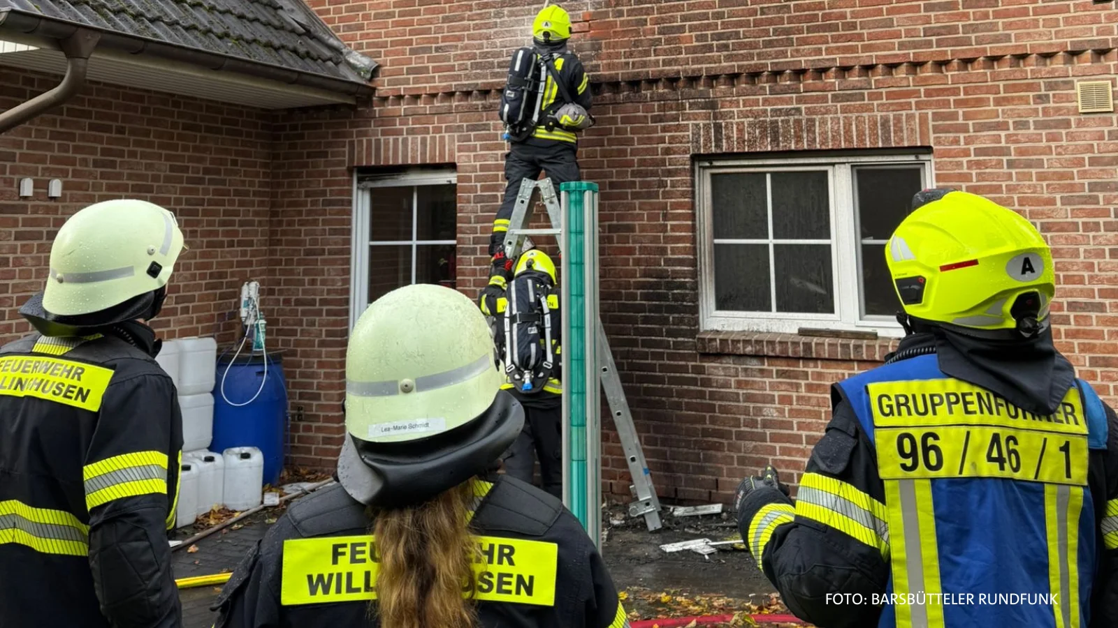 Mülltonnenbrand greift auf Hausfassade über – Feuerwehr öffnet Wand mit schwerem Gerät