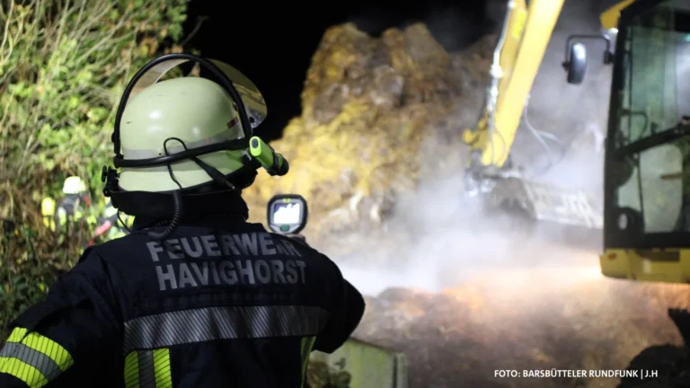Vier Feuerwehren im Einsatz: Misthaufen brennt in Havighorst