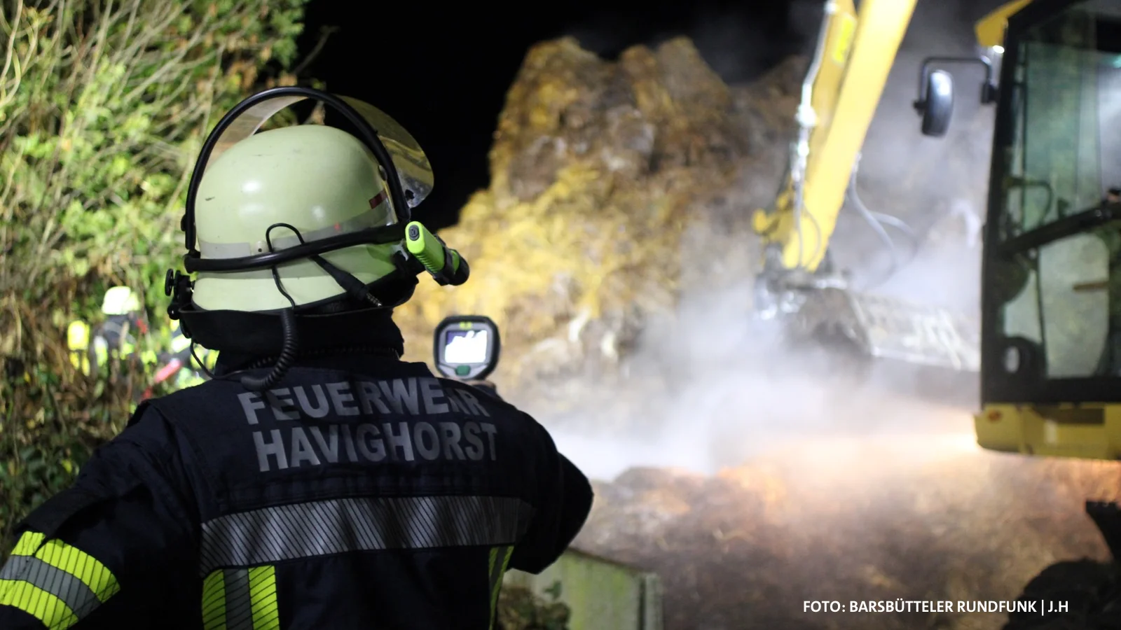 Vier Feuerwehren im Einsatz: Misthaufen brennt in Havighorst