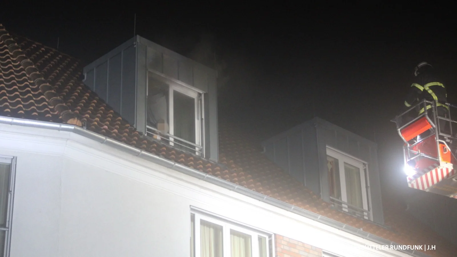 Zimmerbrand in Seniorenheim – Feuerwehr rettet Bewohner aus brennendem Raum