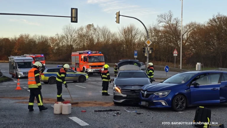 Zwei Autos kollidieren an der K80 – Feuerwehr rückt zu Unfall mit ausgelaufenen Betriebsstoffen aus