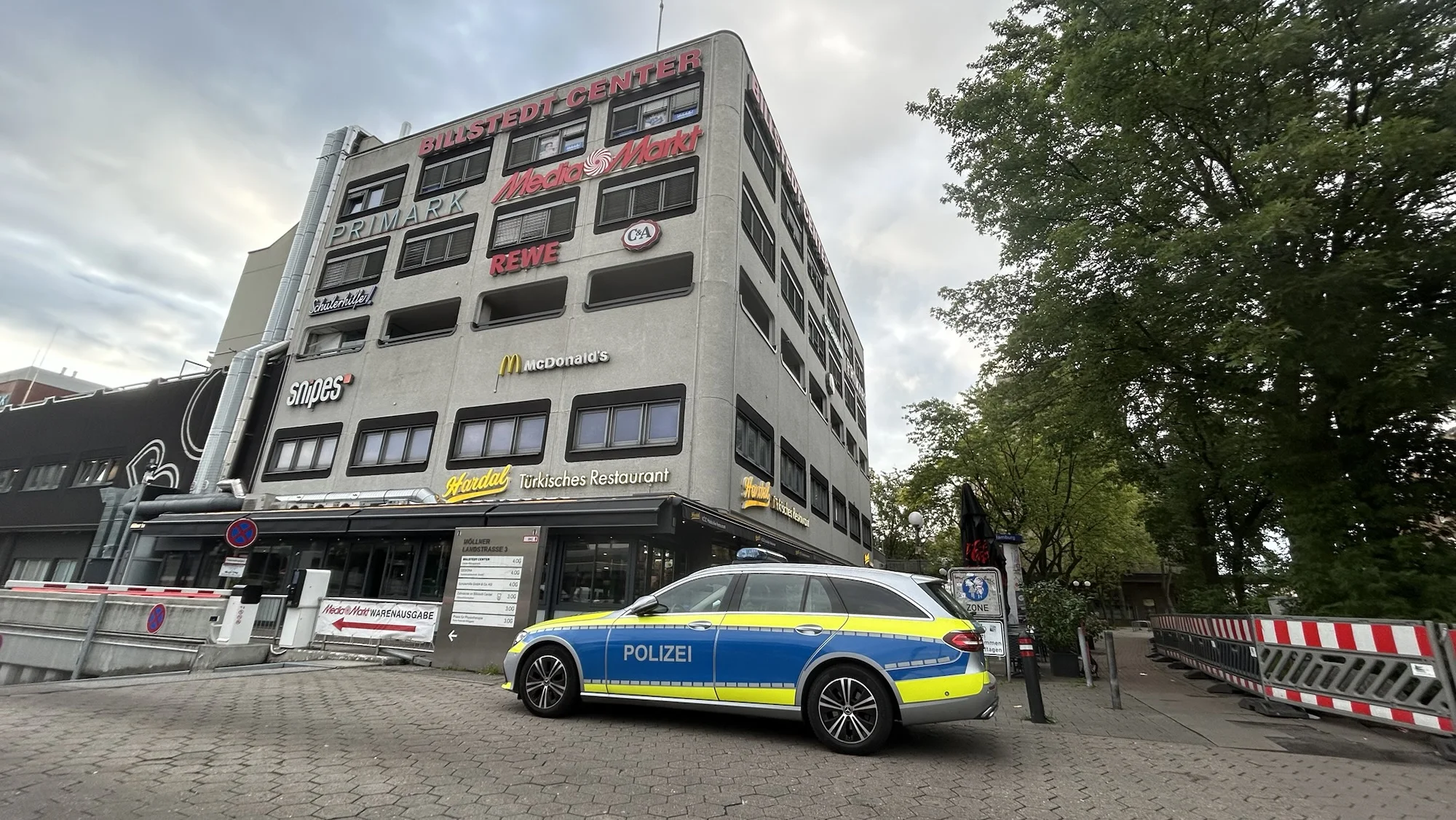 Großeinsatz der Polizei am Billstedter Einkaufszentrum – Bus & Bahnverkehr eingestellt