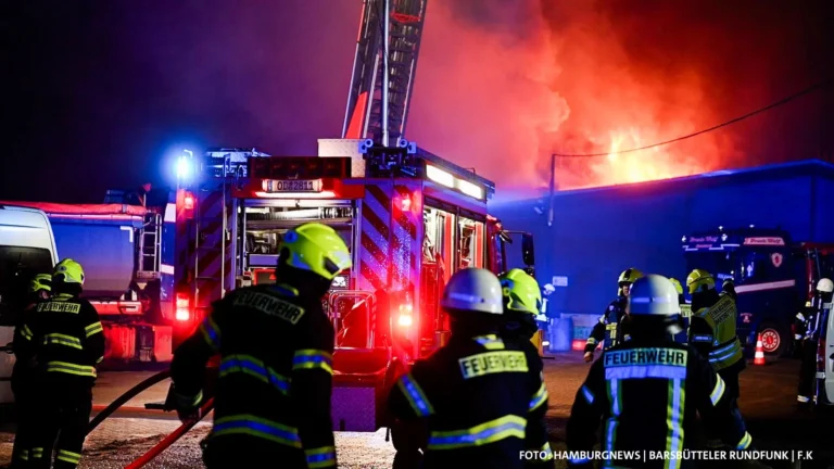 Großbrand in Barsbüttel: Lagerhalle steht stundenlang in Flammen