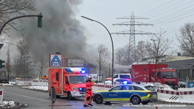 Großbrand in Autowerkstatt in Hamburg-Jenfeld