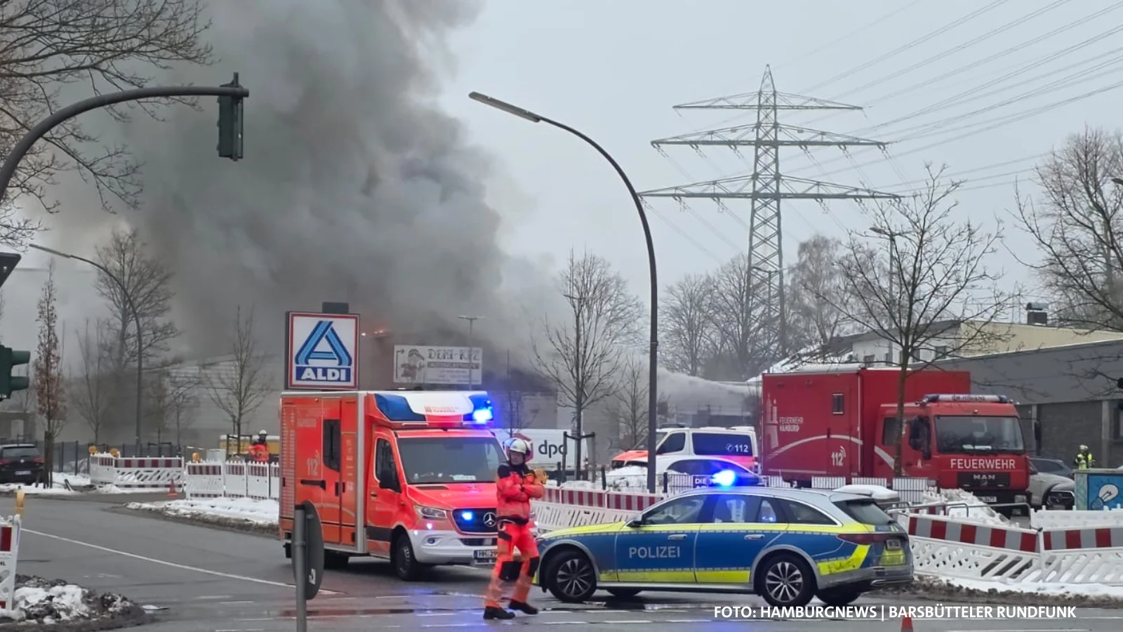 Großbrand in Autowerkstatt in Hamburg-Jenfeld