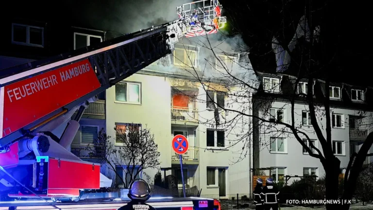 Lauter Knall und Flammen aus dem Fenster: Großeinsatz im Mariusweg – Wohnungsbrand fordert Schwerverletzten