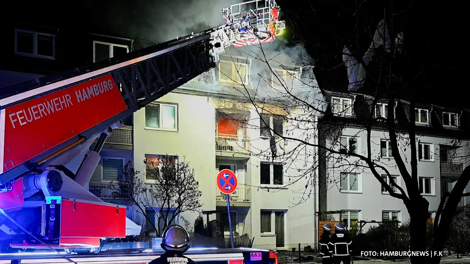 Lauter Knall und Flammen aus dem Fenster: Großeinsatz im Mariusweg – Wohnungsbrand fordert Schwerverletzten