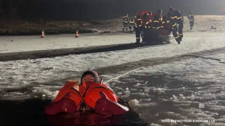 Gefahr unter den Füßen: Feuerwehren trainieren Eisrettung am Öjendorfer See