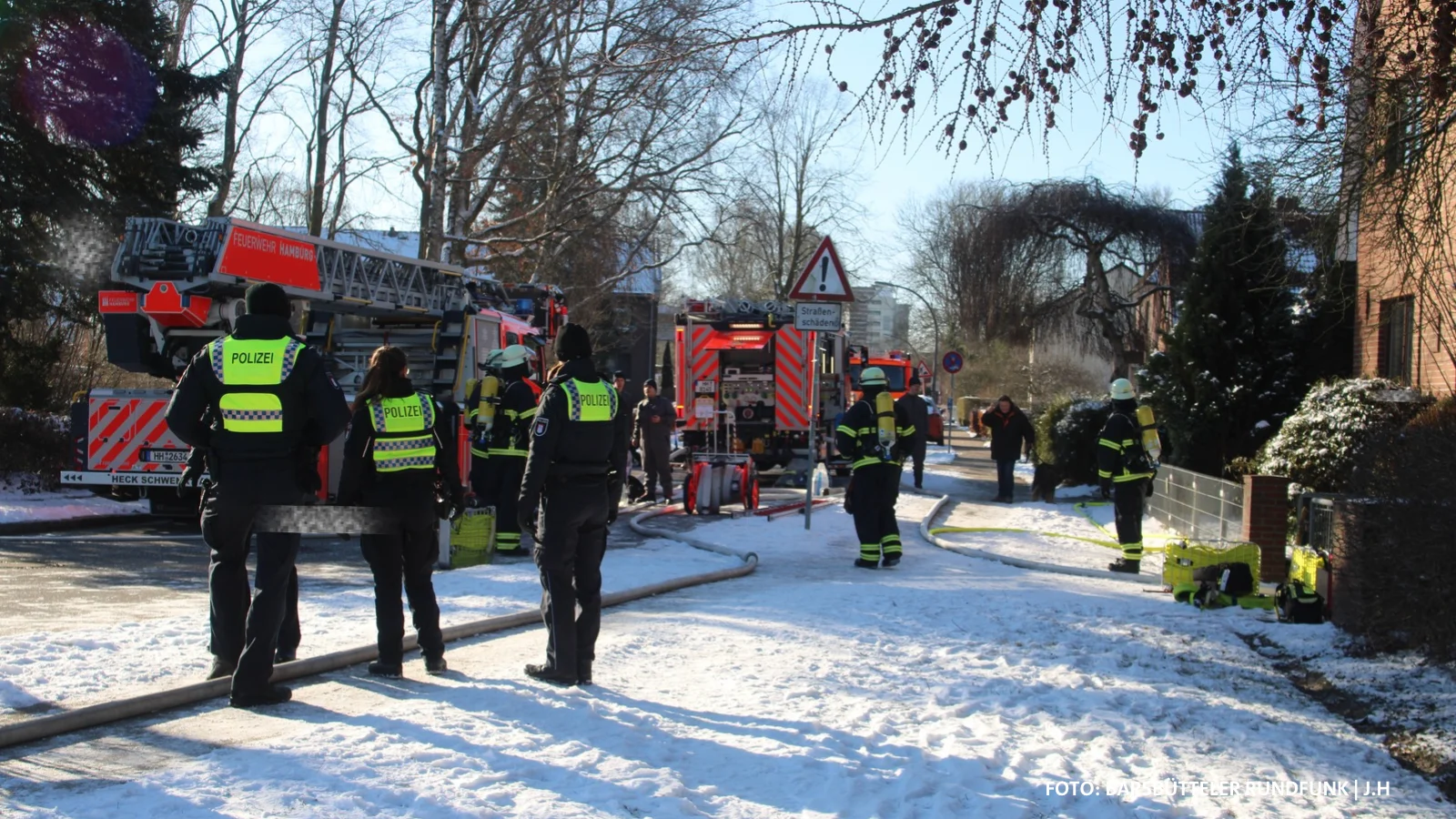 Feuer in Gartenhütte in&nbsp;Hamburg-Lohbrügge: Brandgeruch bis nach Südstormarn – Mann schwer verletzt