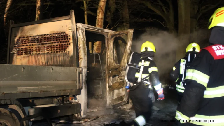 Rätselhafter Brand in Willinghusen: Abgestellter Transporter im Wald in Vollbrand